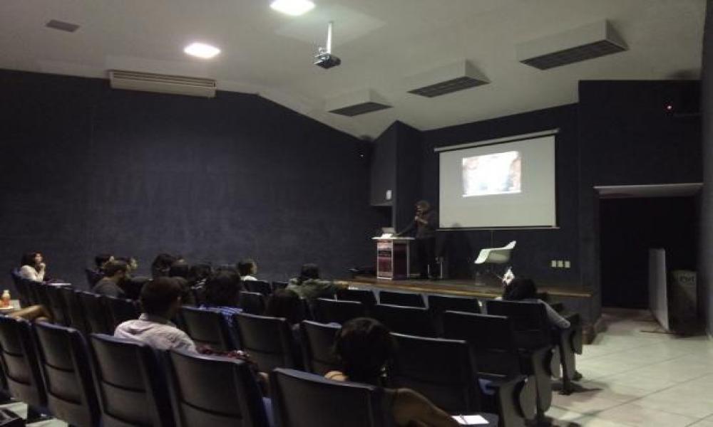 Conferencia “Cucarachas y fuego Punto de partida” por Davis Birks en CUCosta