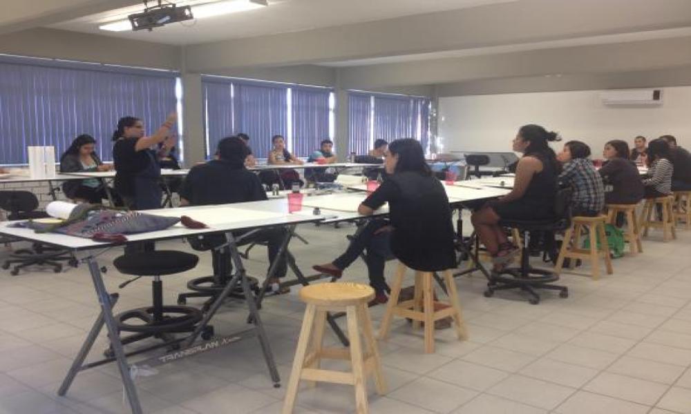 Alumnos de la Carrera en Artes Visuales ingresan a taller de tinta china