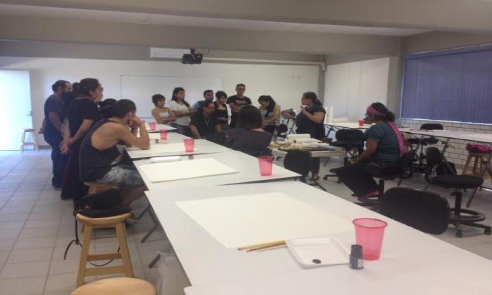 Alumnos de la Carrera en Artes Visuales ingresan a taller de tinta china