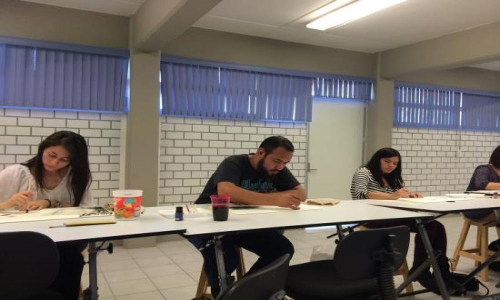 Alumnos de la Carrera en Artes Visuales ingresan a taller de tinta china