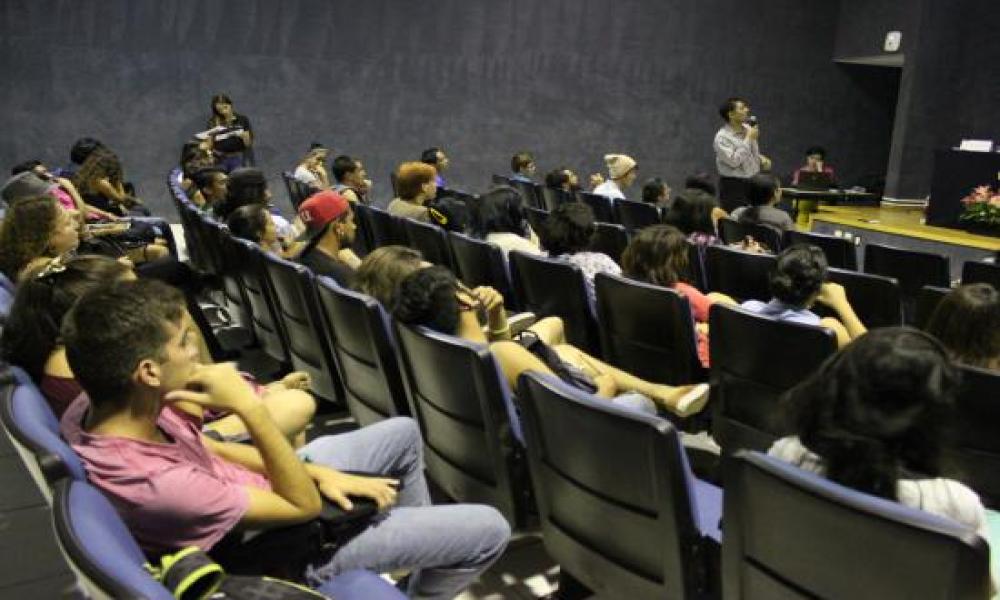 La Licenciatura en Artes Visuales del CUCosta realiza charla sobre Ciencia y Arte