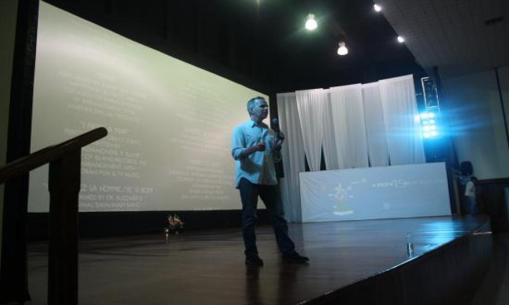 El director Mark Christopher recibe la Iguana de Oro en el 15° FICPV