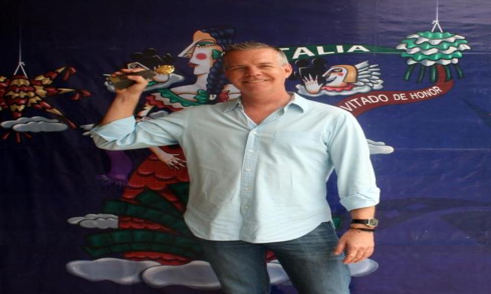 El director Mark Christopher recibe la Iguana de Oro en el 15° FICPV