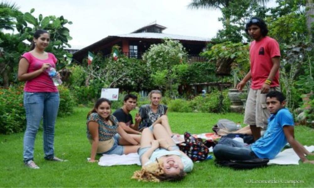 Alumnos del CUC apoyan de Voluntarios en el Jardín Botánico de Puerto Vallarta