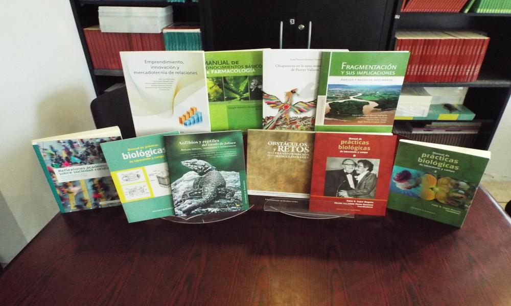 Presenta CUCosta nueve libros en FIL