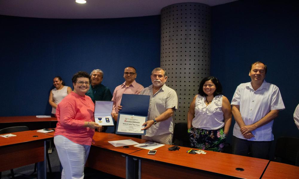 La Universidad de Guadalajara distinguió a docentes del CUCosta por su trayectoria académica de 20, 25, y 30 años de servicio en la docencia.