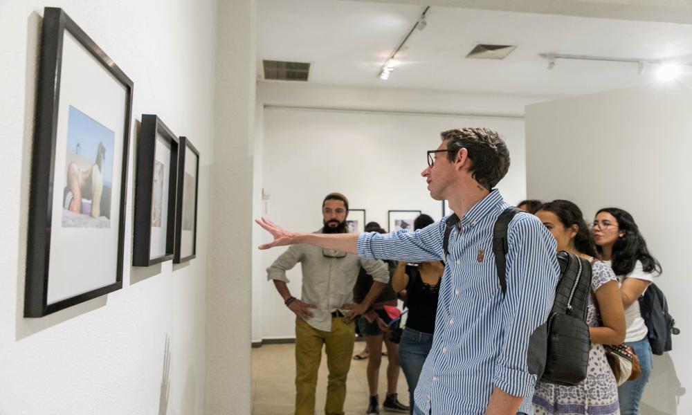 Inauguran exposición “Naro Pinosa” y “Al paso del tiempo”