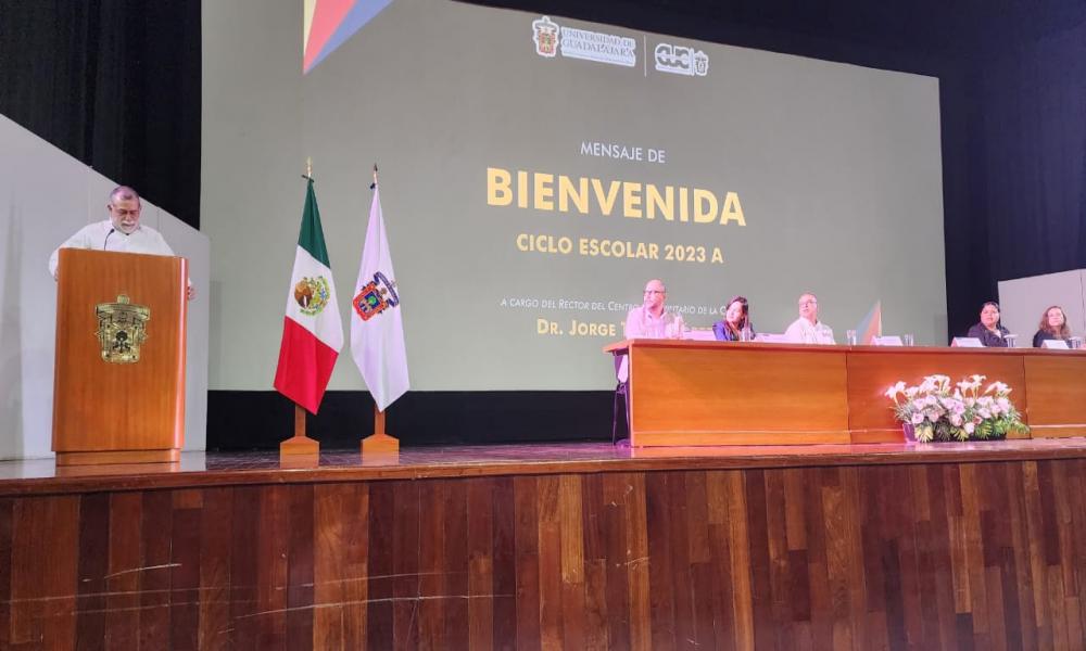 Autoridades universitarias dan la bienvenida al alumnado de nuevo ingreso en CUCosta