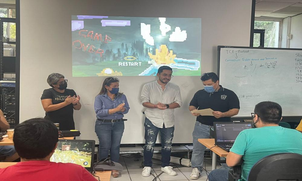 Realizan actualización tecnológica para maestros y alumnos del CUCosta