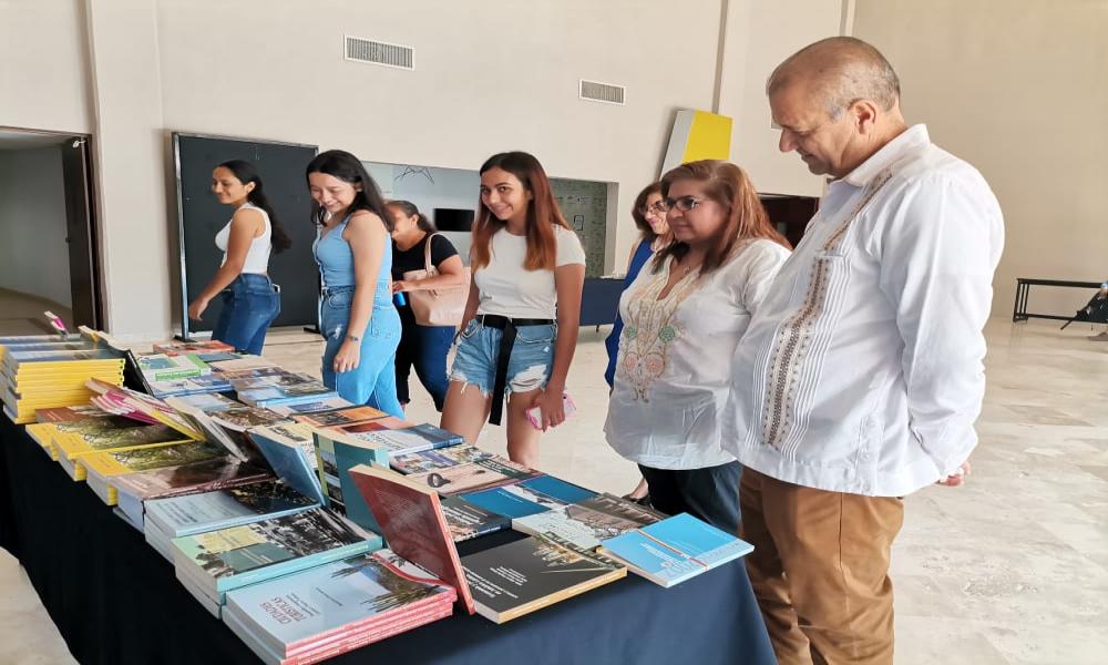 Universitarios, amigos y familiares rinden emotivo homenaje póstumo al Dr. Carlos Virgen Aguilar