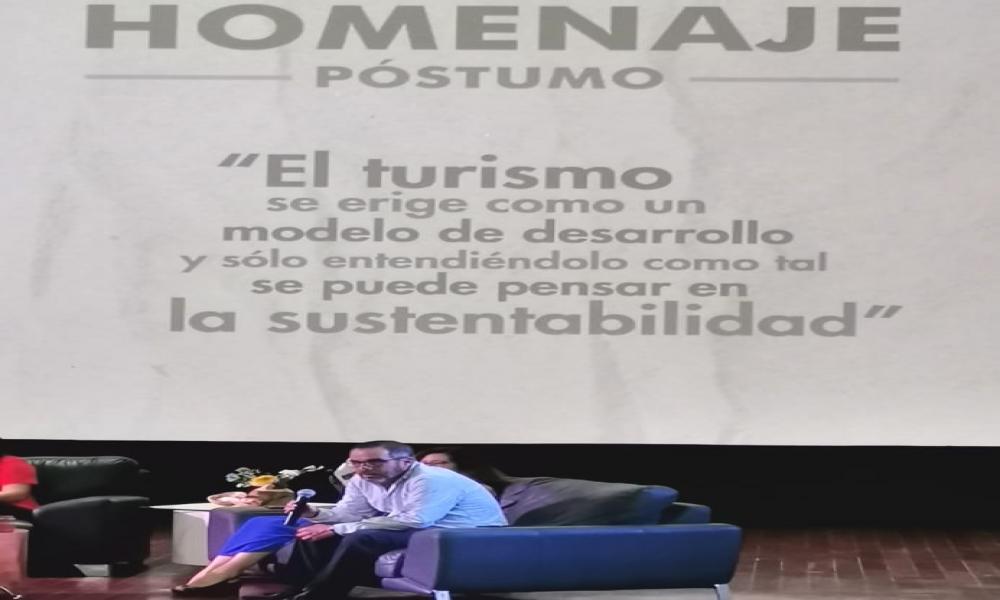 Universitarios, amigos y familiares rinden emotivo homenaje póstumo al Dr. Carlos Virgen Aguilar