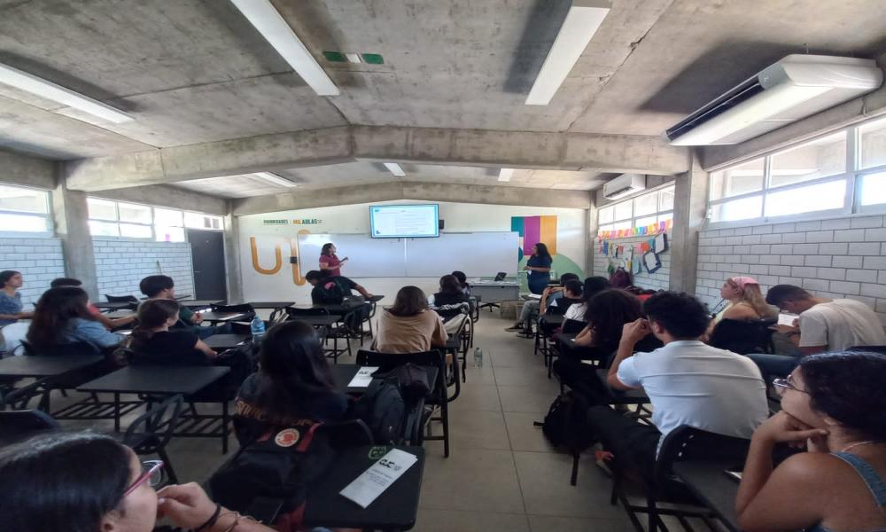 Ofrece Unidad de Vinculación información en preparatorias sobre oferta académica de CUCosta