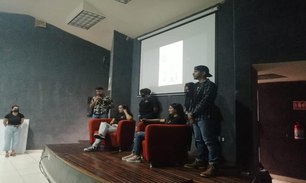 Exponen alumnos de Arquitectura proyectos presentados concursos