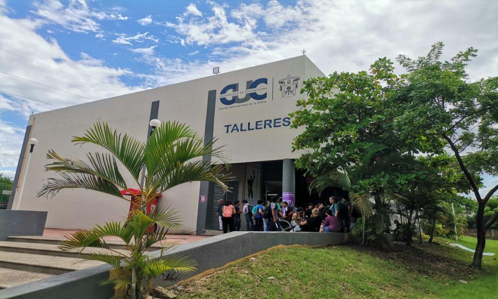 Alumnos embellecen el Edificio de Talleres con el mural “Mano Pensante”