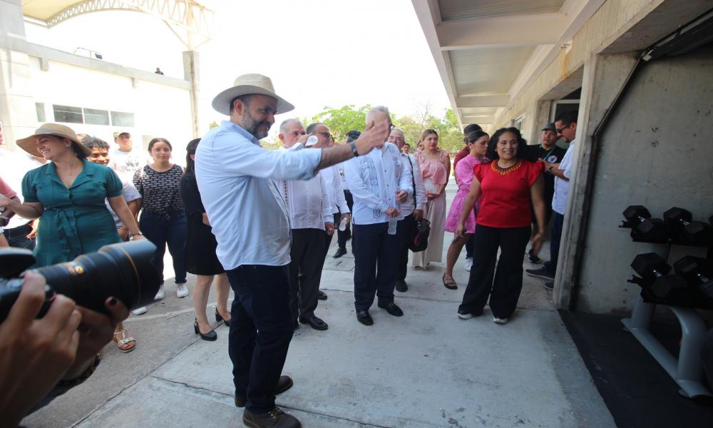 Develaron placas y corte de listón en espacios nuevos en el Centro Universitario de la Costa