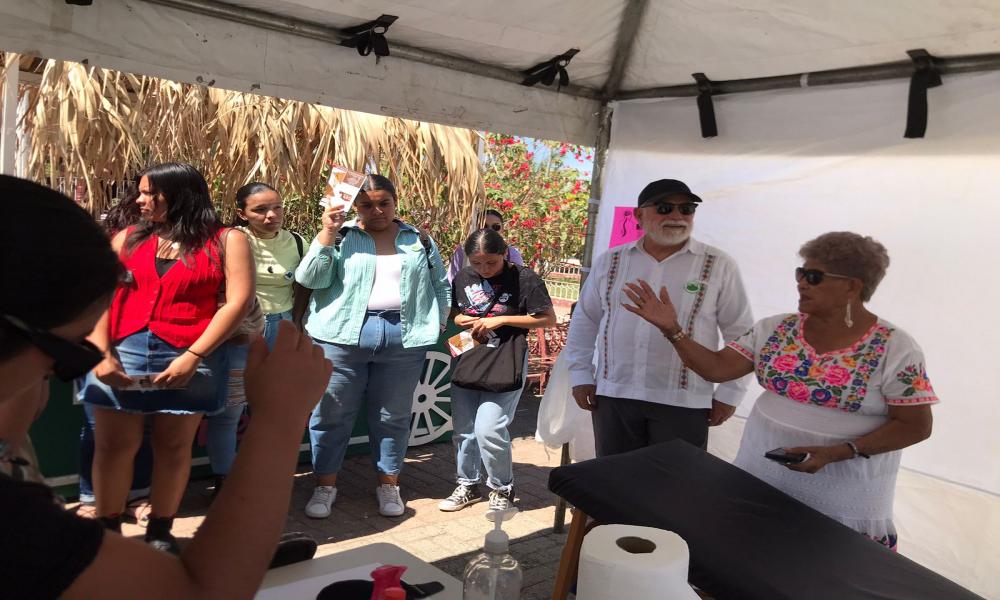 Atienden universitarios a habitantes de Ixtapa con “Tejidos Comunitarios”