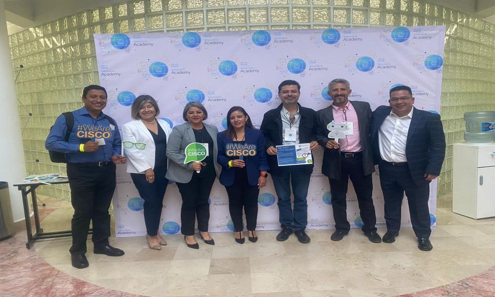 Académicos del CUCosta reciben merecidos reconocimientos en Instructor Day 2023 de Cisco