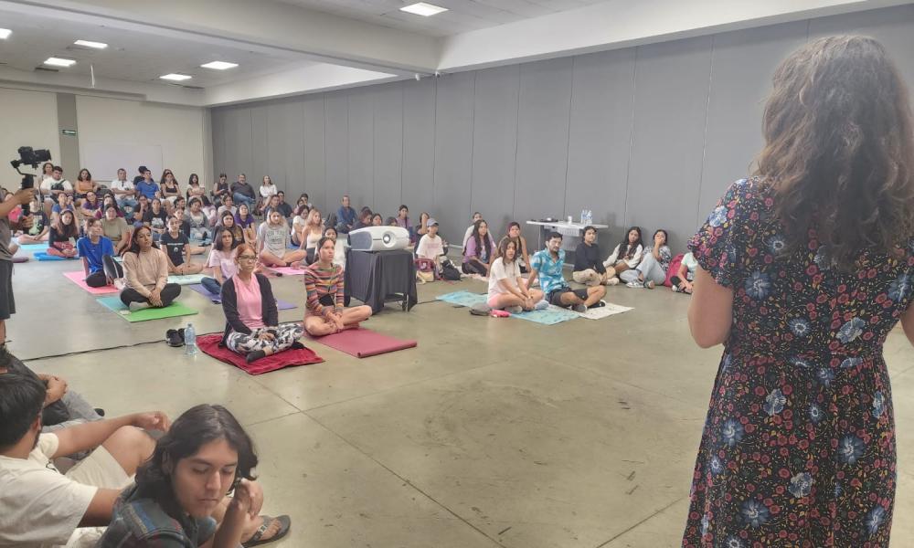 Se reúne la comunidad universitaria en la presentación del libro “Returning Home To Our Bodies”