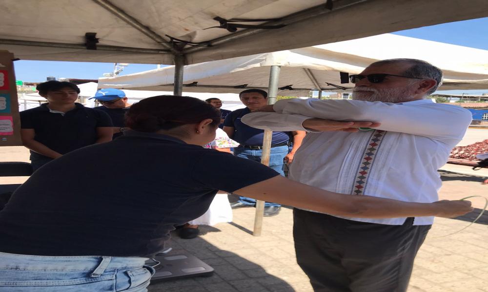 Atienden universitarios a habitantes de Ixtapa con “Tejidos Comunitarios”