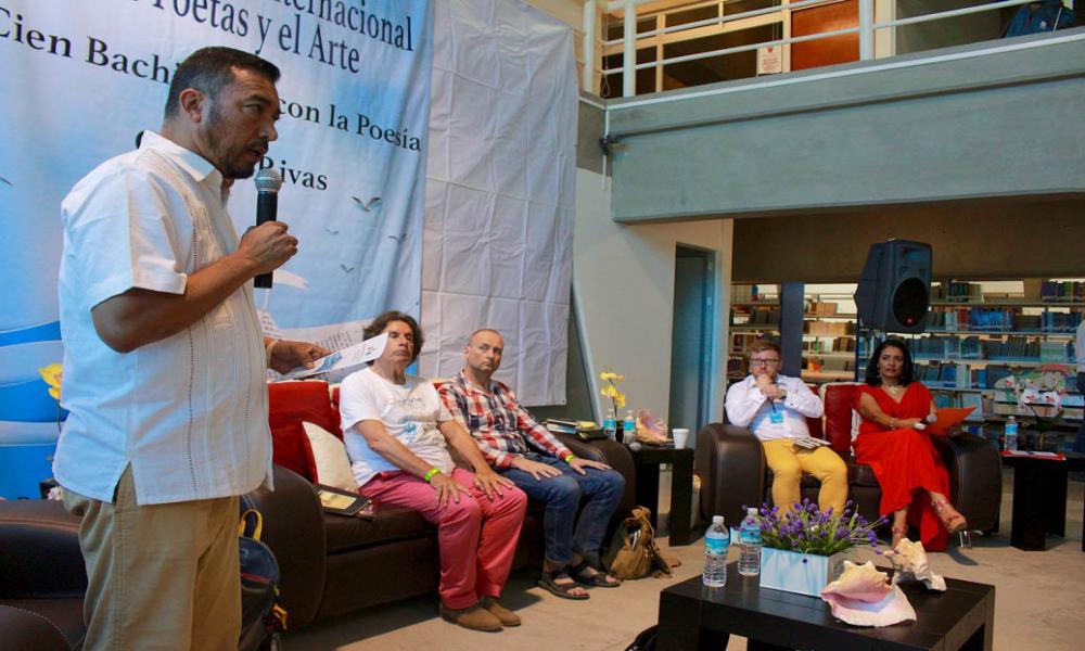 Poetas y bachilleres de Puerto Vallarta sostienen diálogo literario