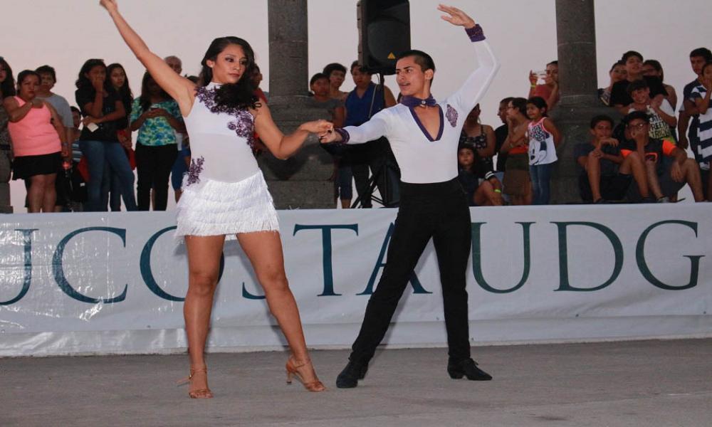 Promueven universitarios actividad física con Festival de Baile