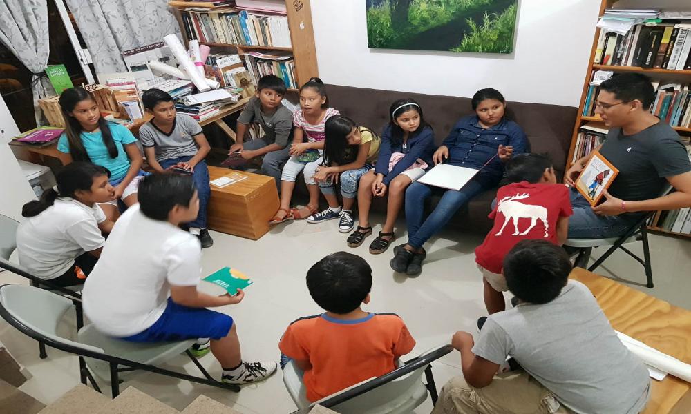 CUCosta dona libros a promotores de lectura “Letras Navegantes”