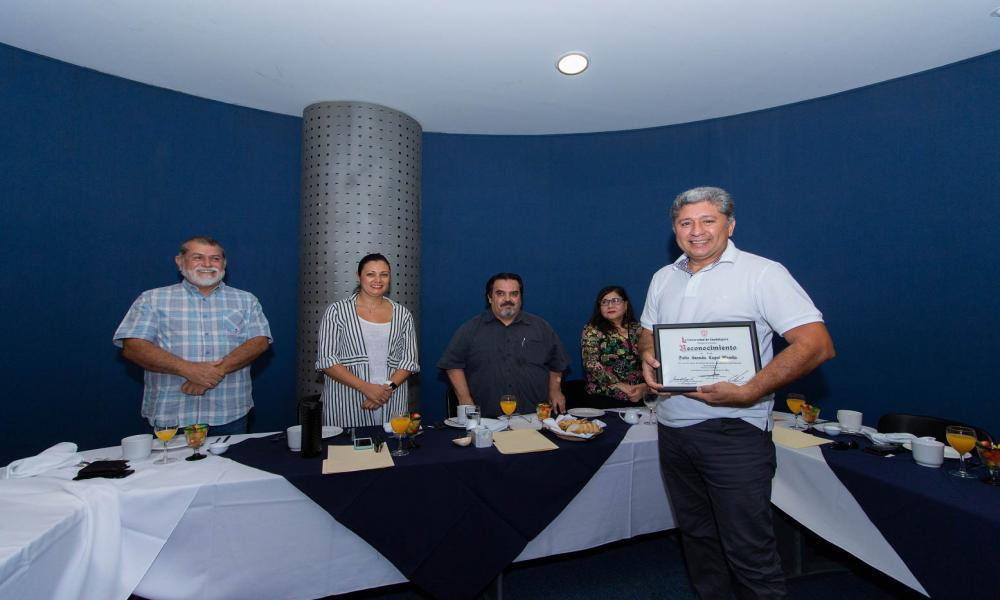 Reconocen trayectoria profesional de docentes y administrativos del CUCosta