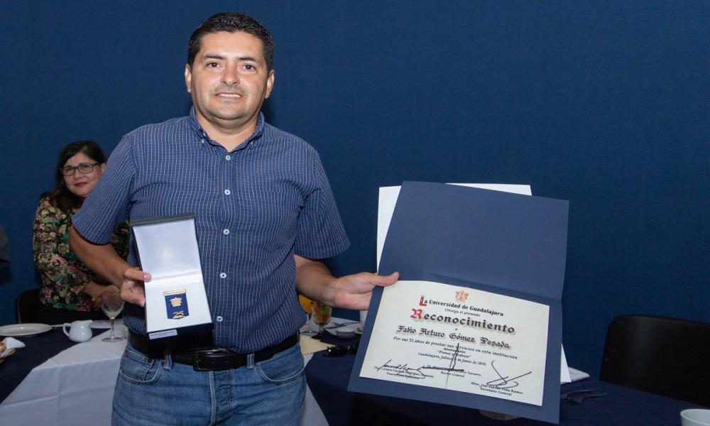 Reconocen trayectoria profesional de docentes y administrativos del CUCosta