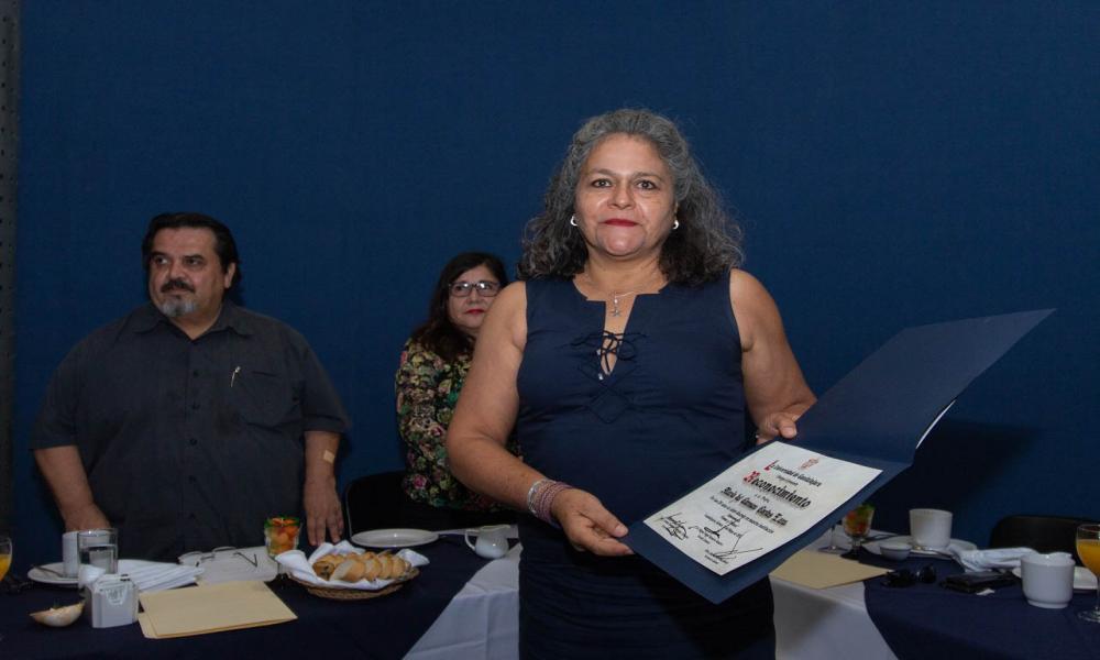 Reconocen trayectoria profesional de docentes y administrativos del CUCosta