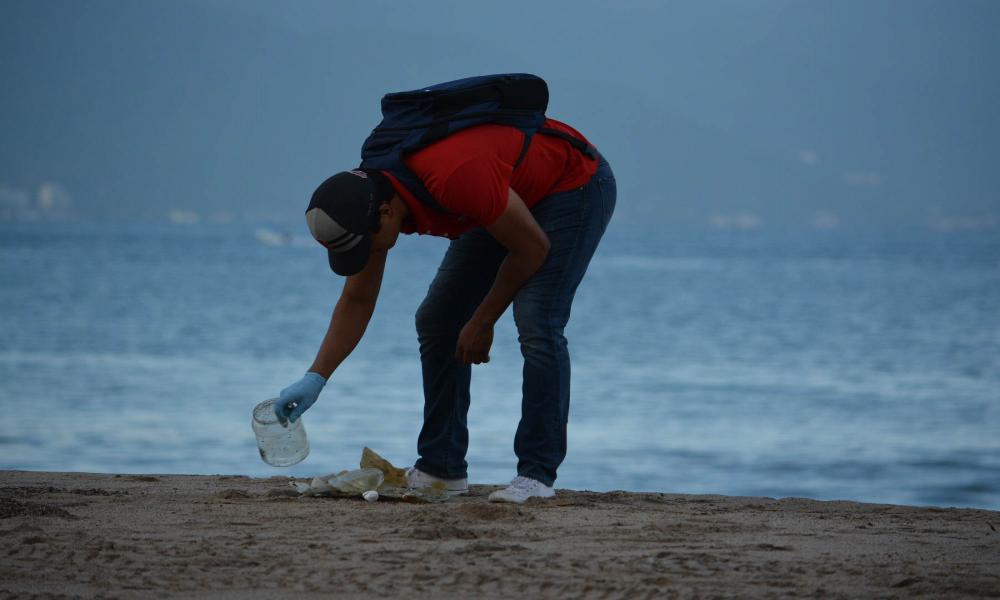 Investigadores de la UdeG detectan contaminación por plásticos en costas de Jalisco