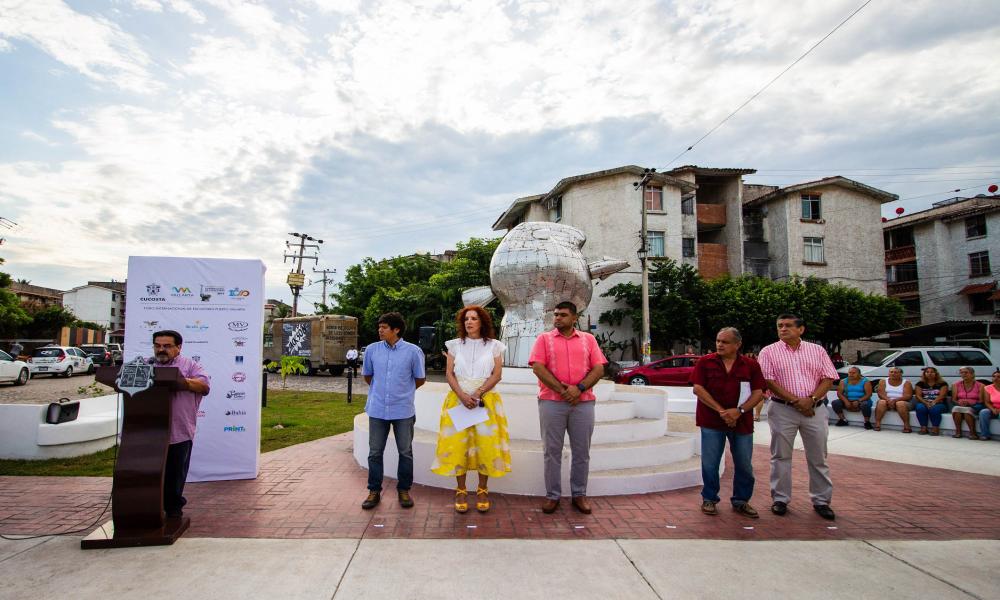 Enriquecen patrimonio cultural vallartense con donación de esculturas de gran formato