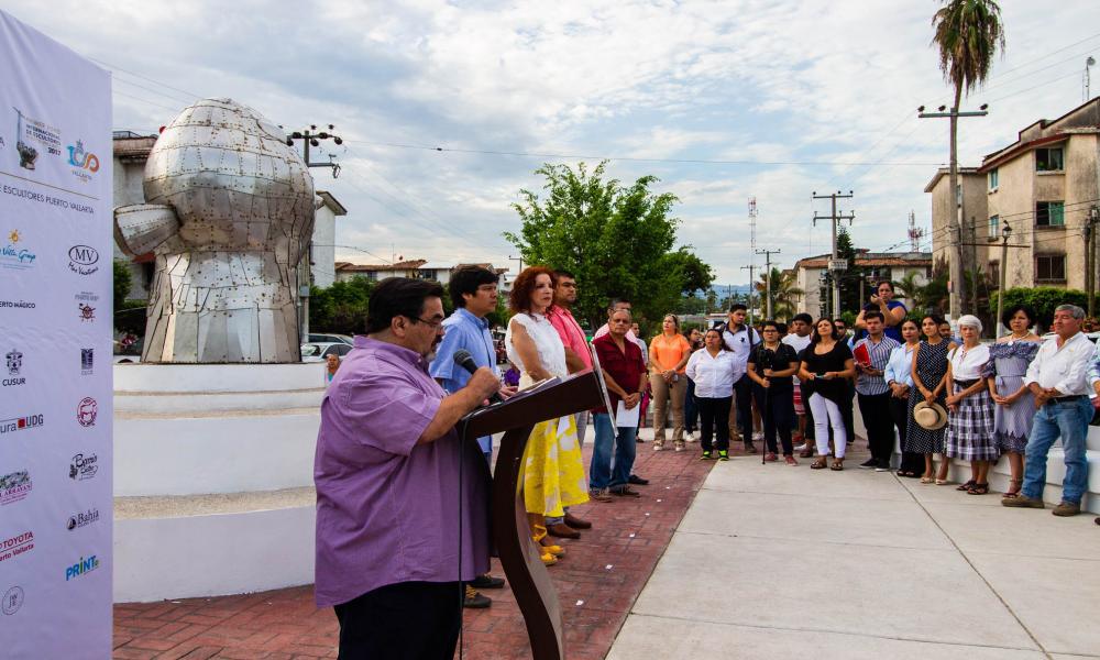 Enriquecen patrimonio cultural vallartense con donación de esculturas de gran formato