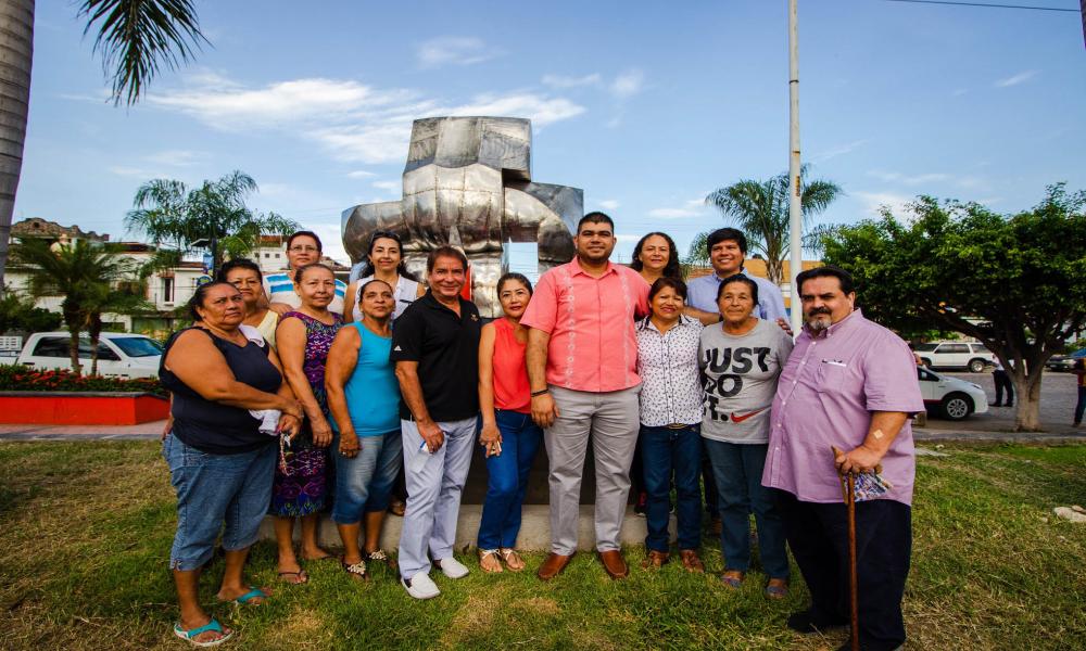 Enriquecen patrimonio cultural vallartense con donación de esculturas de gran formato