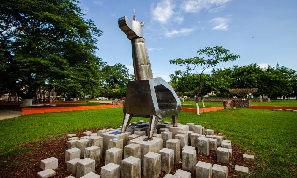 Enriquecen patrimonio cultural vallartense con donación de esculturas de gran formato