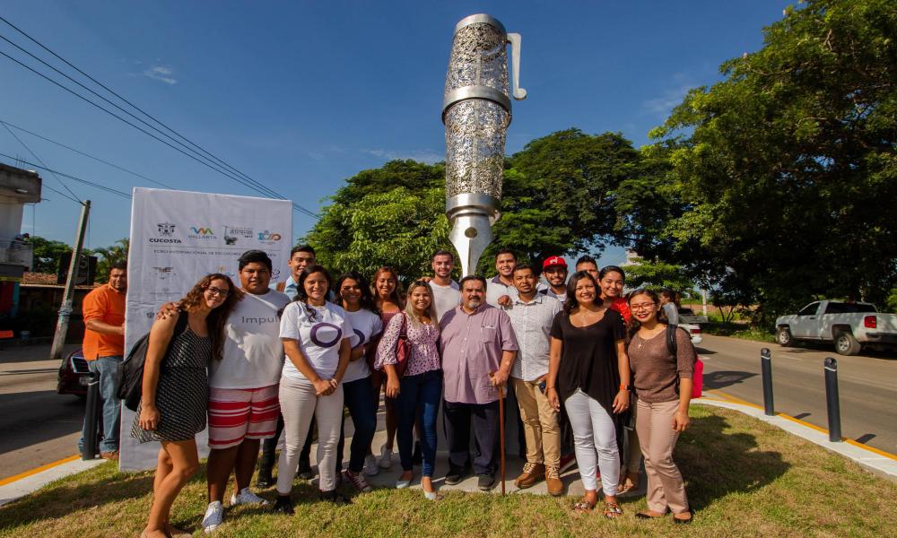 Enriquecen patrimonio cultural vallartense con donación de esculturas de gran formato