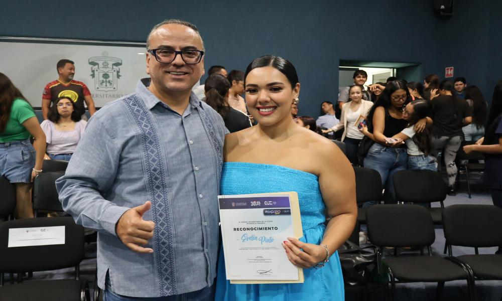 Recibe Evelin Pinto el reconocimiento por lograr el segundo lugar en Rugido UDG