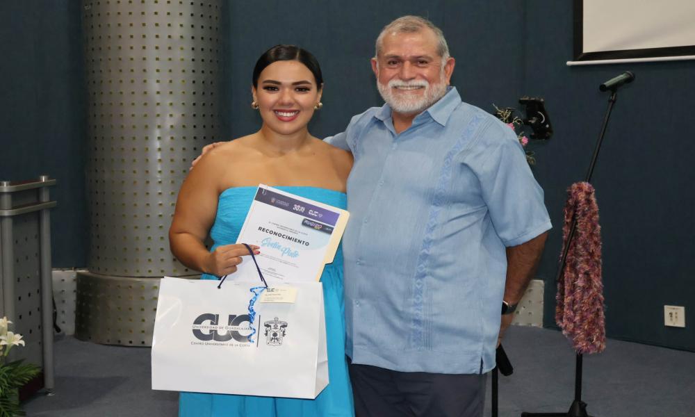 Recibe Evelin Pinto el reconocimiento por lograr el segundo lugar en Rugido UDG