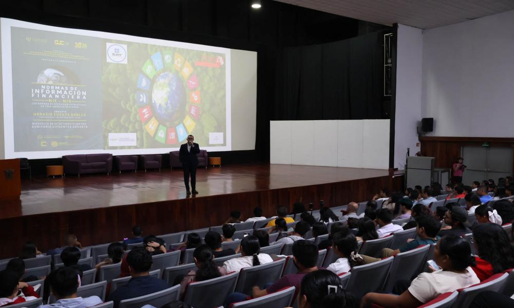 "Un contador es pilar de la sociedad, porque permiten que las personas con ideales cristalicen una empresa": Dr. Horario Eudave Robles