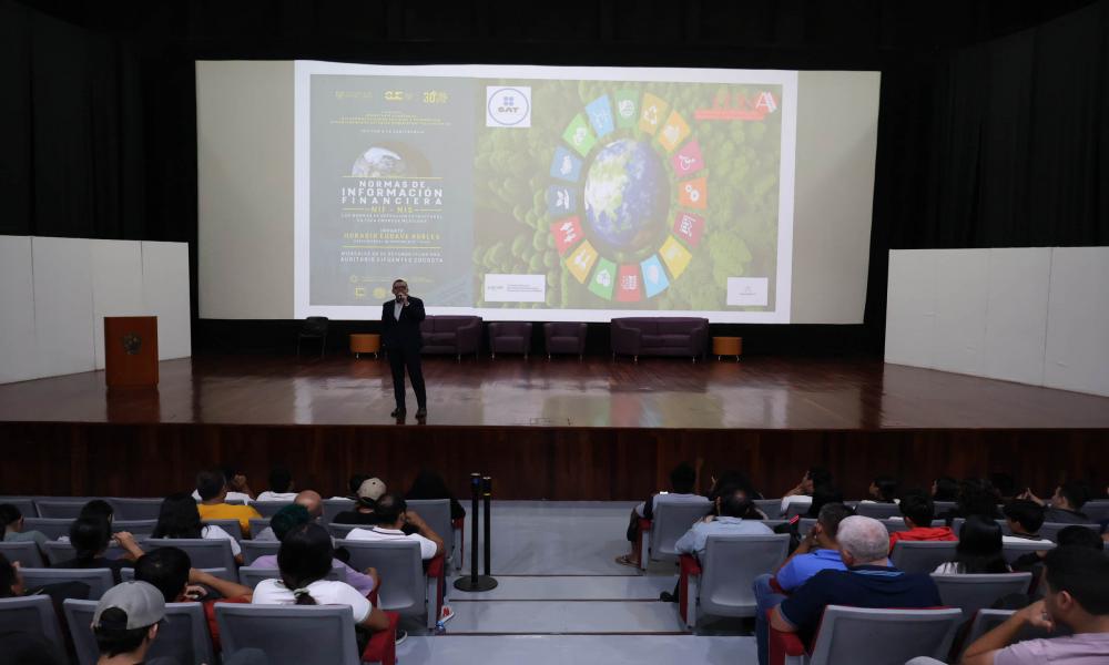 "Un contador es pilar de la sociedad, porque permiten que las personas con ideales cristalicen una empresa": Dr. Horario Eudave Robles