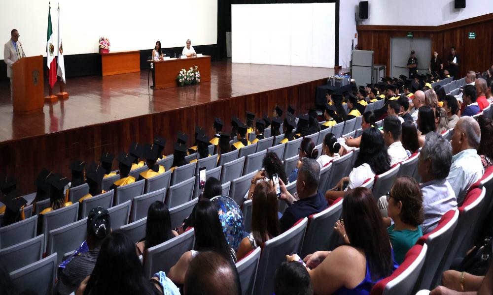 Terminan sus estudios 73 egresados en la Licenciatura en Contaduría Pública