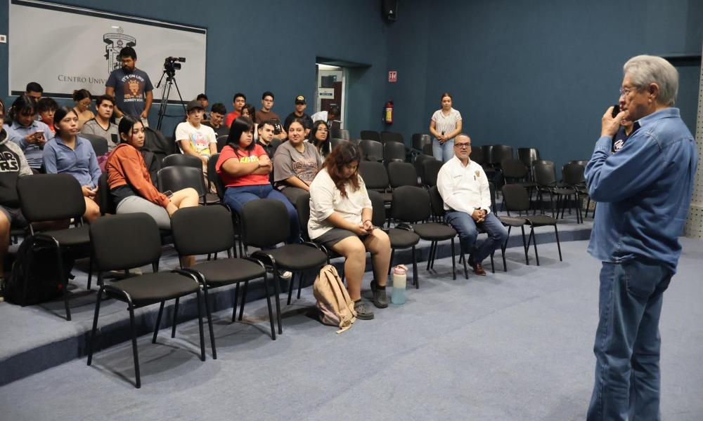El Dr. Daniel González Romero impartió la conferencia “Contexto y Entorno en la Investigación Urbana”