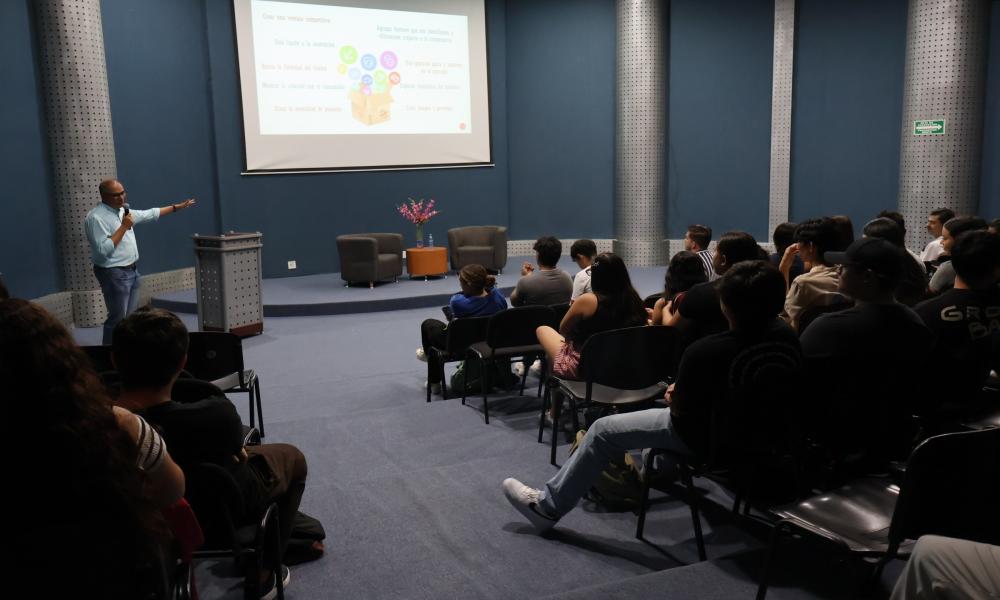 El Doctor José Luis Bravo Silva Impartió la Conferencia: “Emprendimiento”