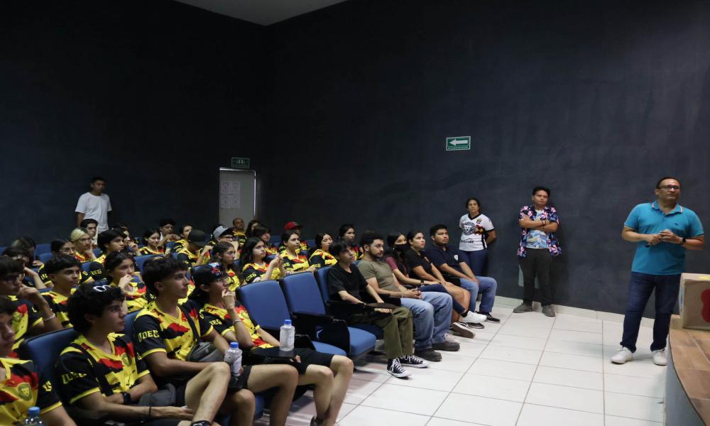 Estudiantes de la Preparatoria Regional de Aranda conocen la oferta educativa de CUCosta