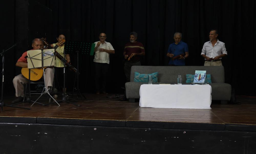 Presenta el Dr. Edmundo Andrade romo su libro “Cien Años de Poesía en Puerto Vallarta”