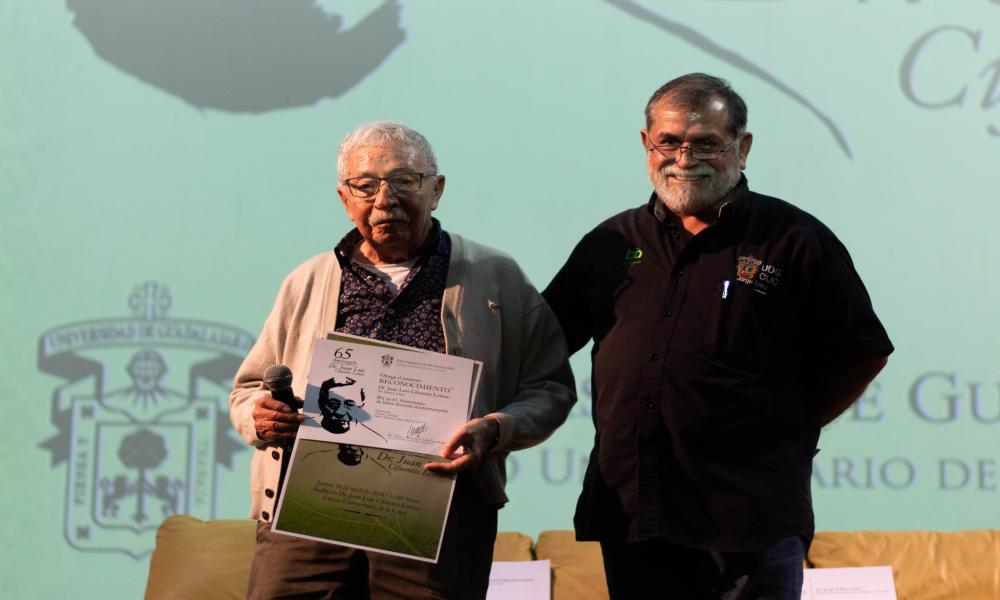 Rinden homenaje a Juan Luis Cifuentes por 65 años de docencia