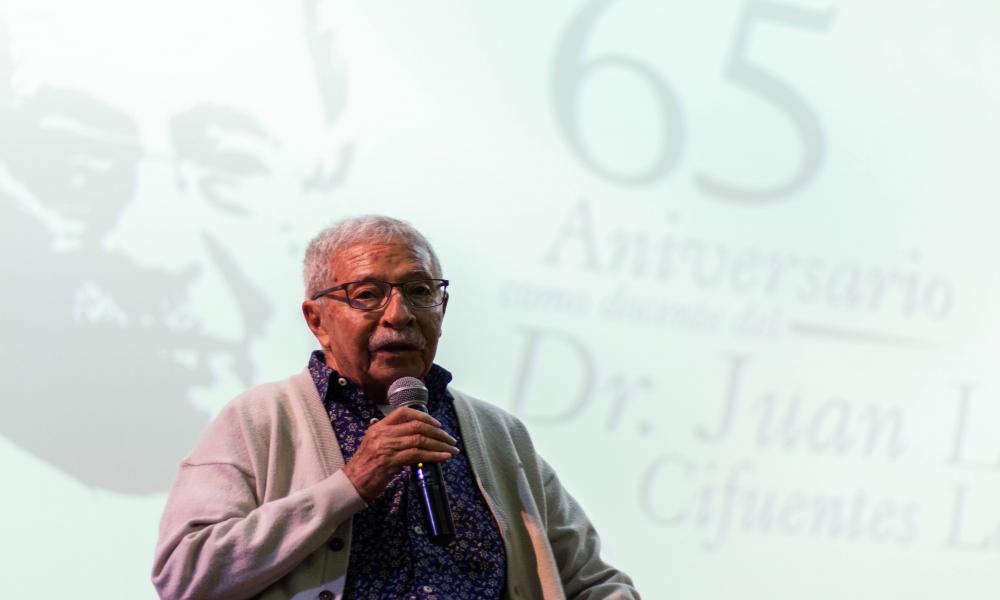 Rinden homenaje a Juan Luis Cifuentes por 65 años de docencia