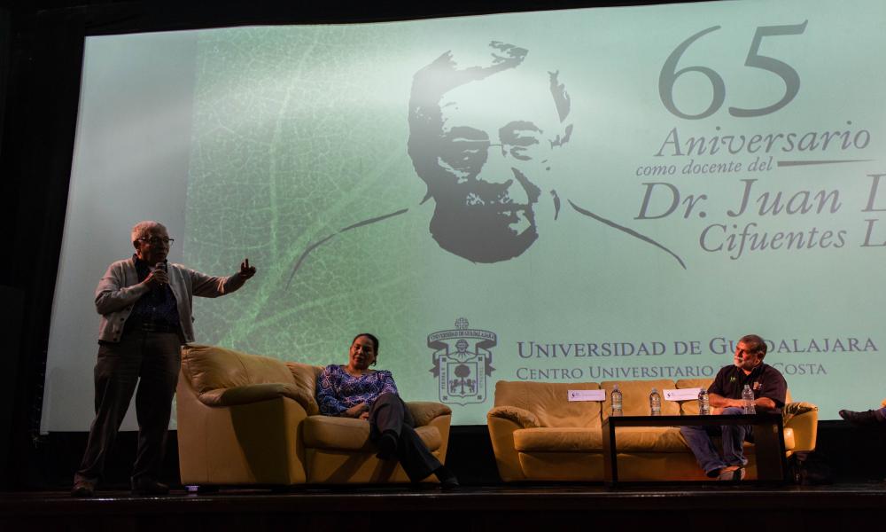 Rinden homenaje a Juan Luis Cifuentes por 65 años de docencia