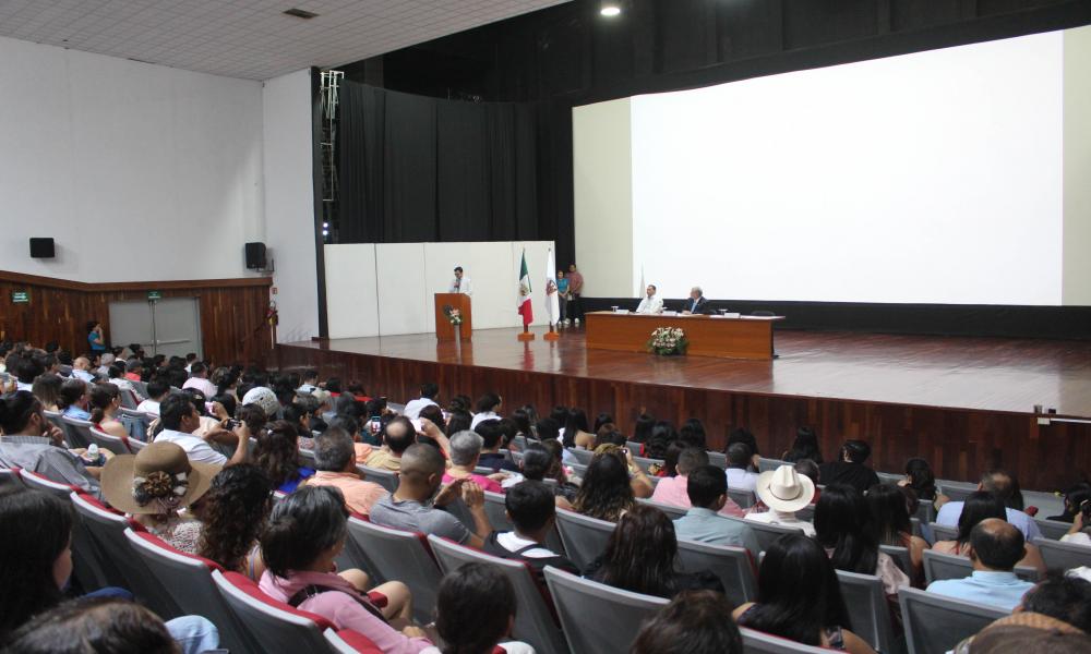 Se realiza la ceremonia de “imposición de batas” para estudiantes de Pregrado