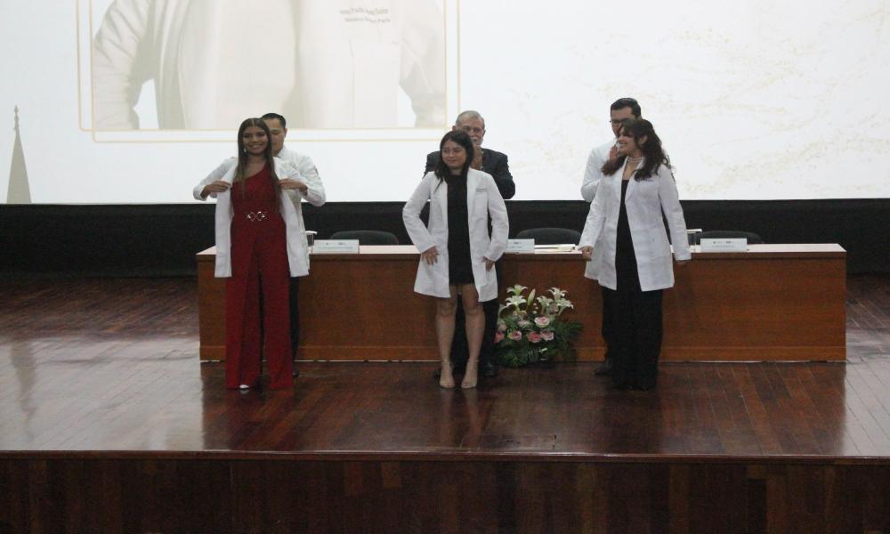 Se realiza la ceremonia de “imposición de batas” para estudiantes de Pregrado
