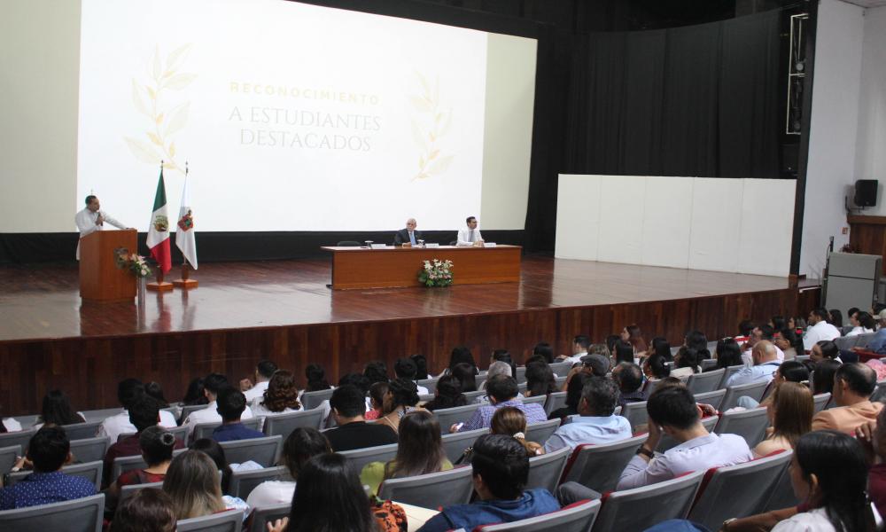 Se realiza la ceremonia de “imposición de batas” para estudiantes de Pregrado